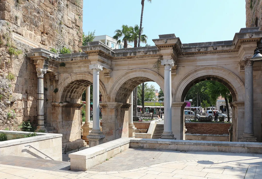 Hadrian Kapısı’nın üç kemeri