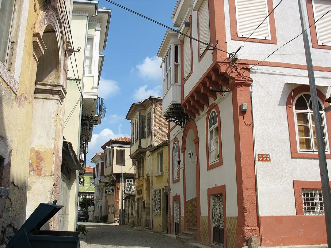 Ayvalık’ta dar bir sokağı çevreleyen renkli ev cepheleri