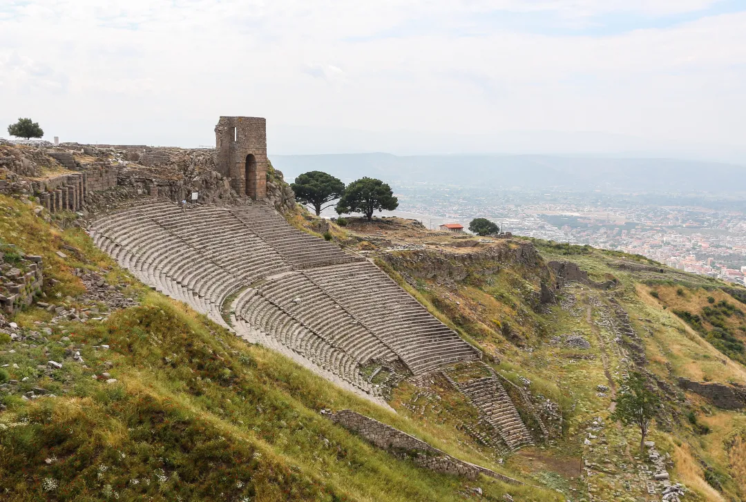 Pergamon tiyatrosunun dik caveası ve orkestra yanındaki sahne kulesi
