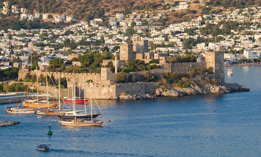 Limanın karşısından Bodrum Kalesi’nin surları ve kuleleri
