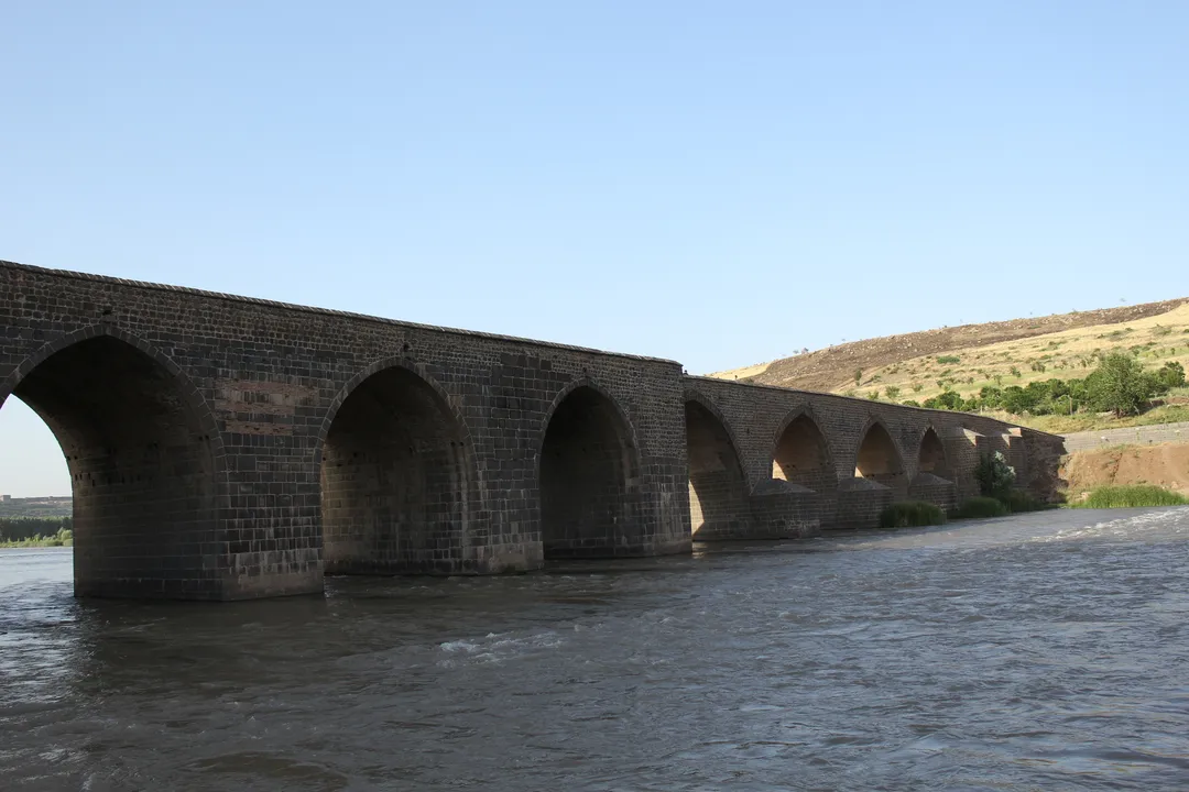 On Gözlü Köprü’nün Dicle üzerindeki taş kemerleri