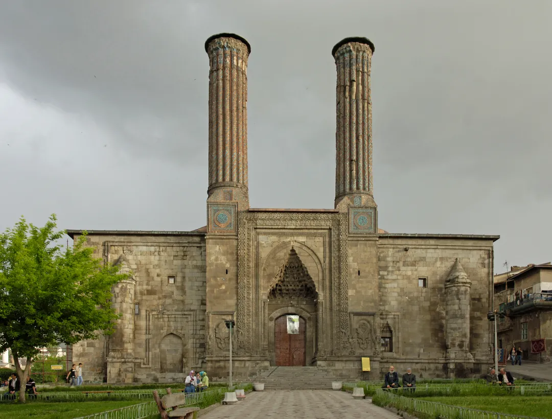 Erzurum Çifte Minareli Medrese’nin iki minareli cephesi