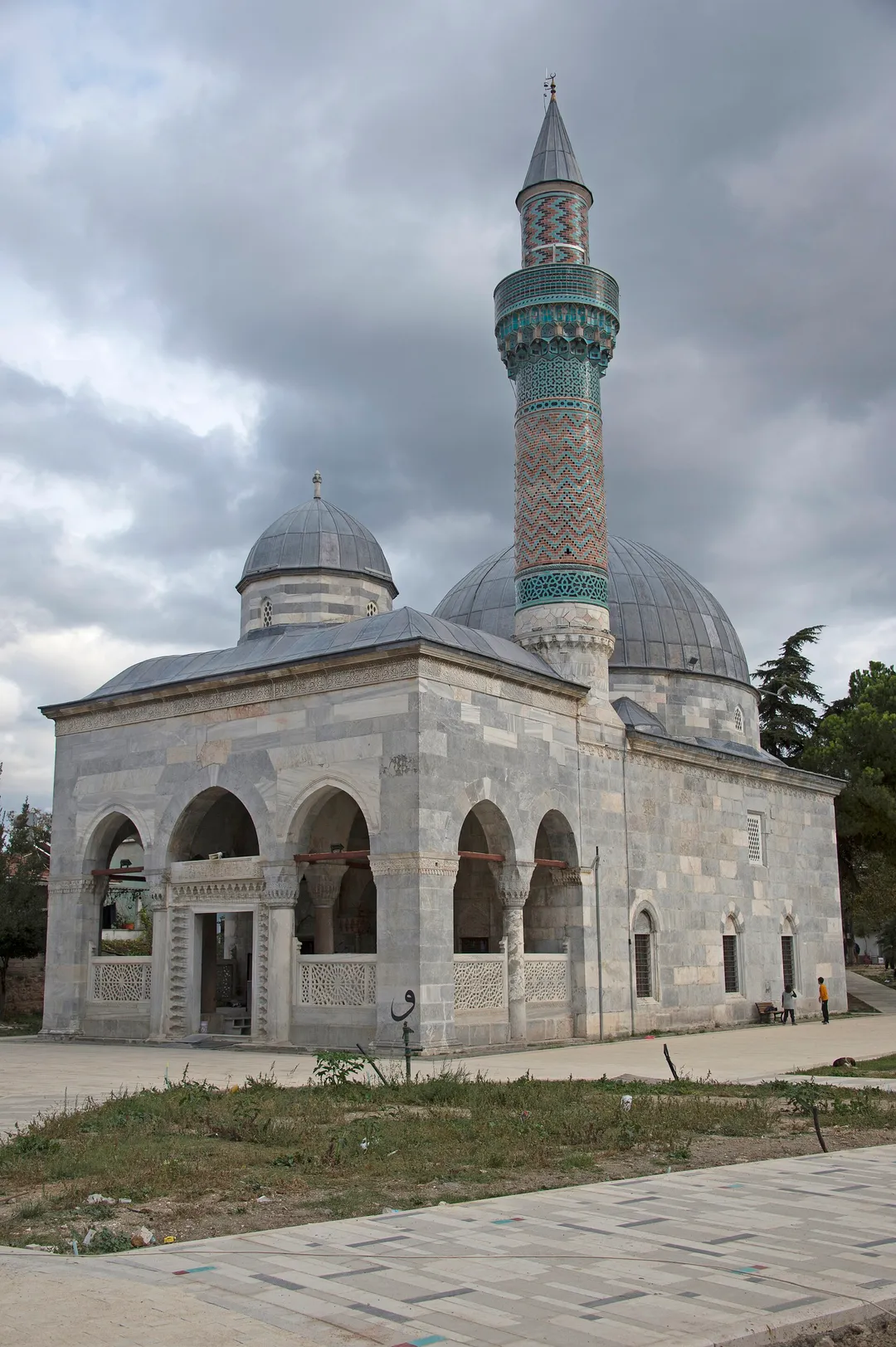 Yeşil Cami’nin kubbesi, revakı ve bezemeli minaresi