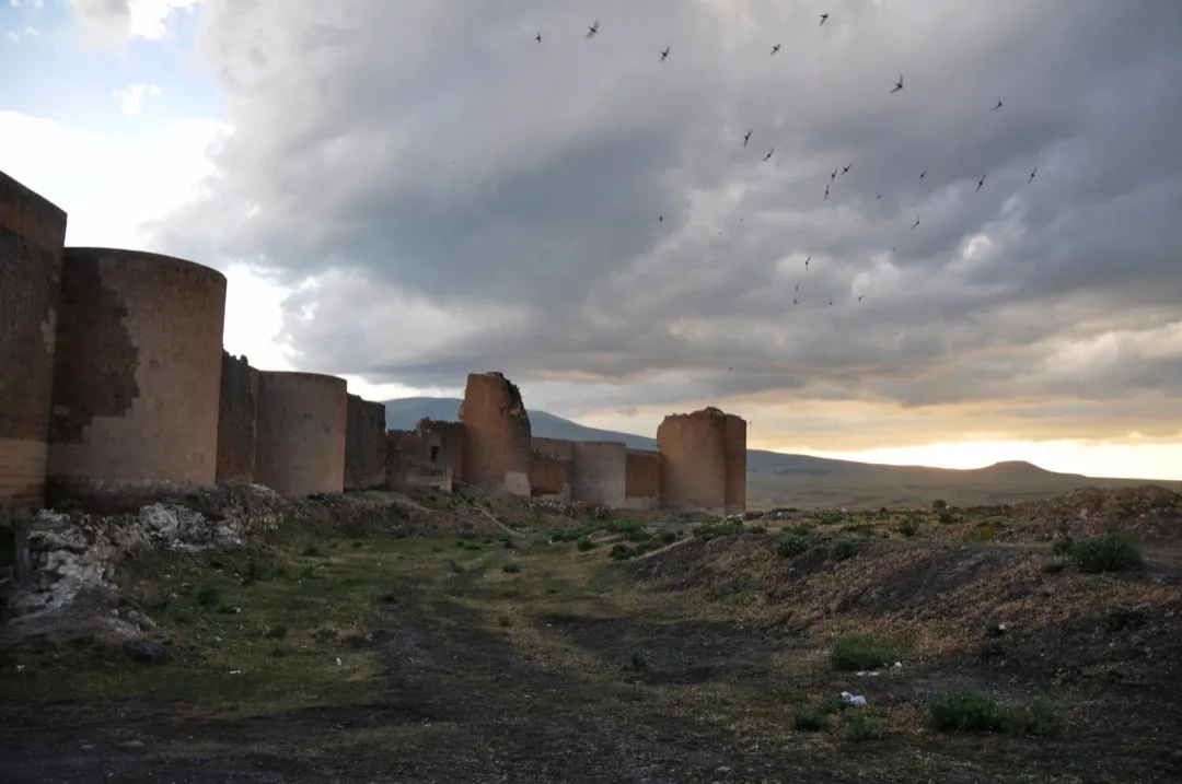 Ani’nin volkanik tüf surları ve plato ufku