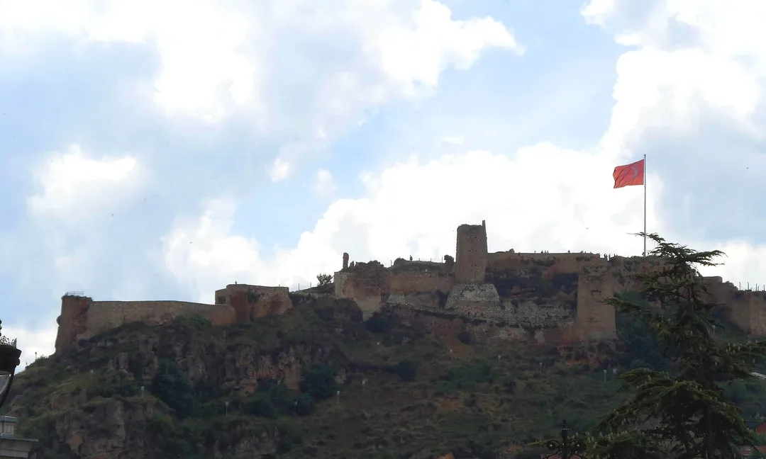 Kastamonu Kalesi’nin kayalık üzerindeki surları