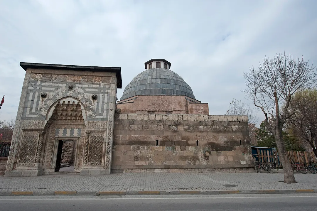 Karatay Medresesi’nin mermer taç kapısı ve kubbesi