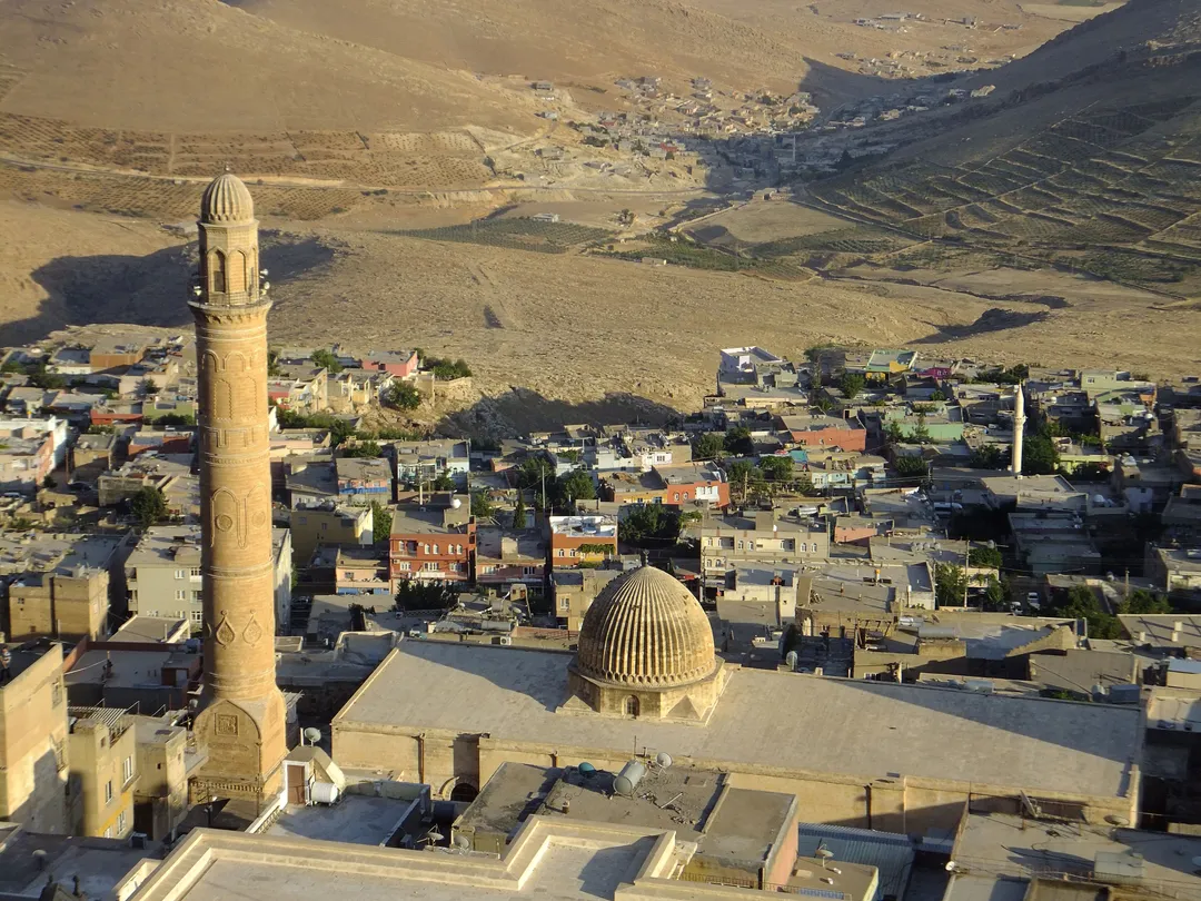 Mardin Ulu Camii minaresi ve dilimli kubbesi