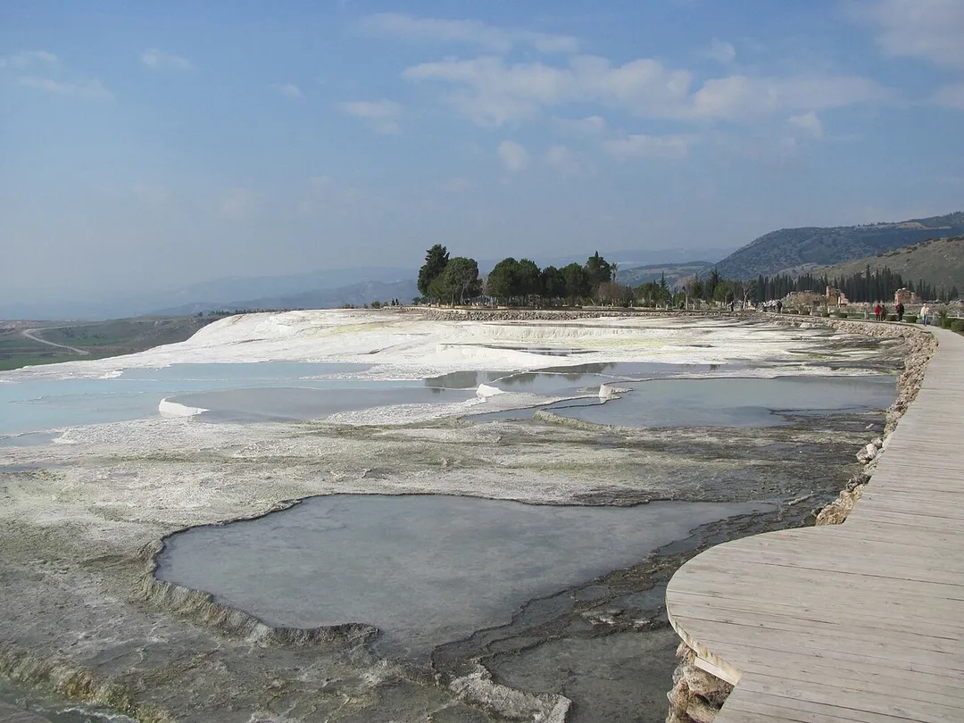 Pamukkale’de beyaz traverten havuzları ve yanlarındaki yürüyüş yolu