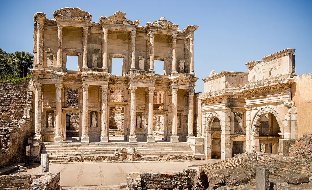 Celsus Kütüphanesi’nin iki katlı sütunlu cephesi