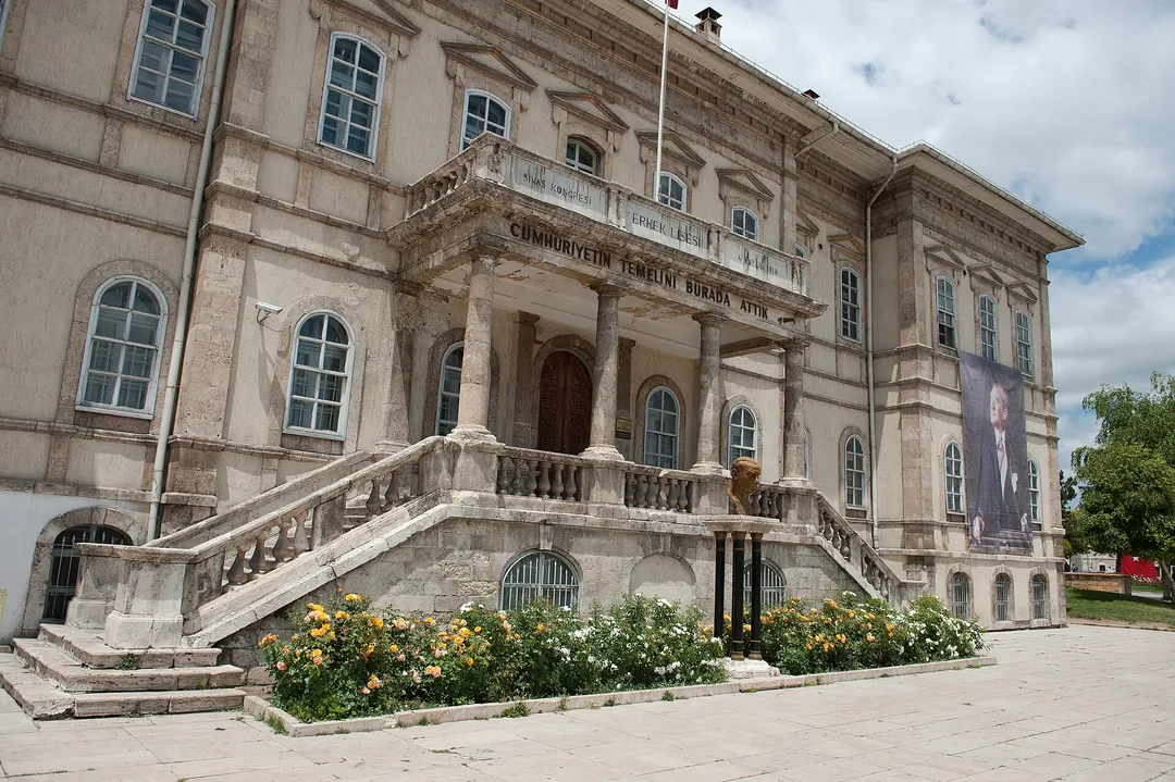 Atatürk ve Kongre Müzesi’nin taş cephesi ve giriş merdivenleri