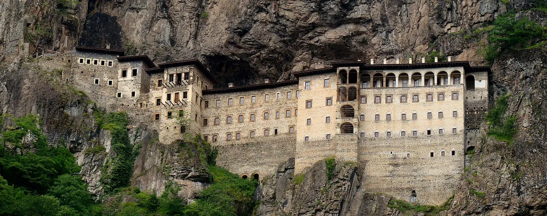 Sümela Manastırı’nın kayalık yamaçtaki yapıları