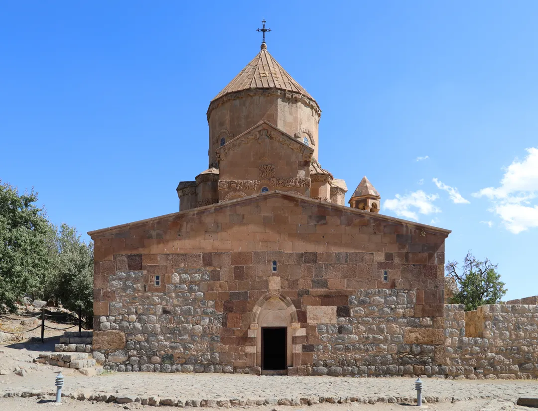 Akdamar Kilisesi’nin taş cephesi, kapısı ve konik çatısı